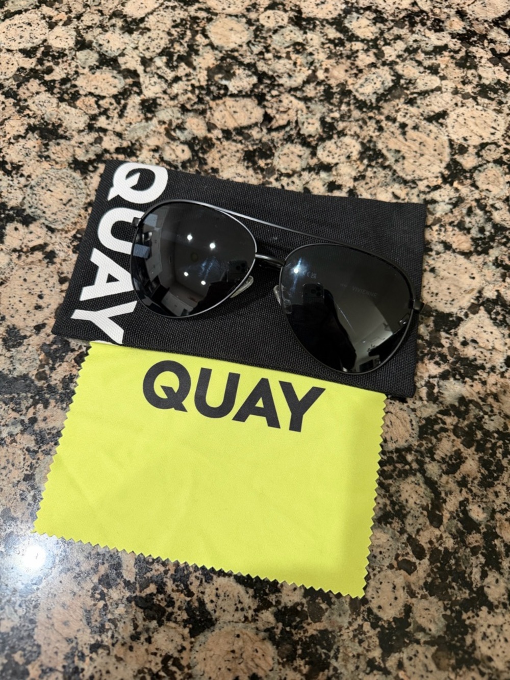 Quay vivienne Sunglasses in Black